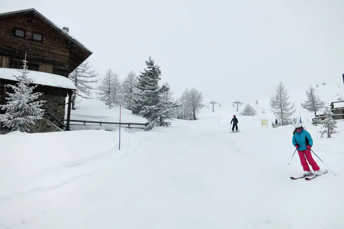 Skiing in Montgenevre: Blue 90s Piste
