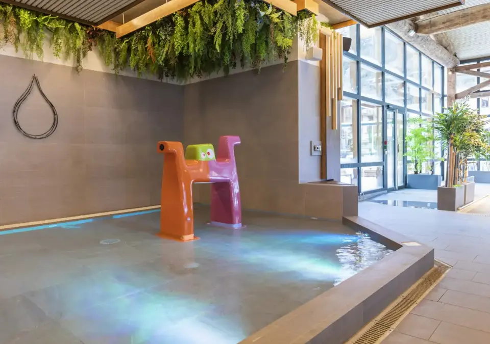 Les Balcons de Val Cenis Village-Kids pool  (©ManuReyboz).webp