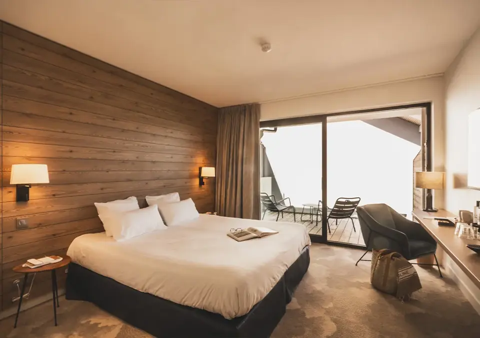 hotel-villacaroline-annecy-chambre-double-vue-jardin-v06.webp
