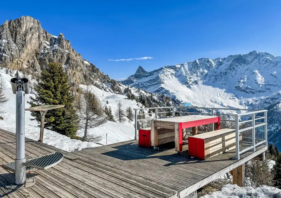 Les Arcs balcony (@SahraRonc).webp